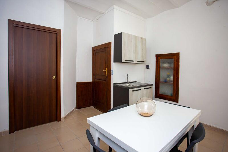 La cucina abitabile con il tavolo allungabile e la finestra