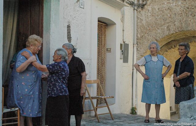 Nonna Rosa con altre signore del vicinato, davanti agli usci di un vicolo di Tricarico