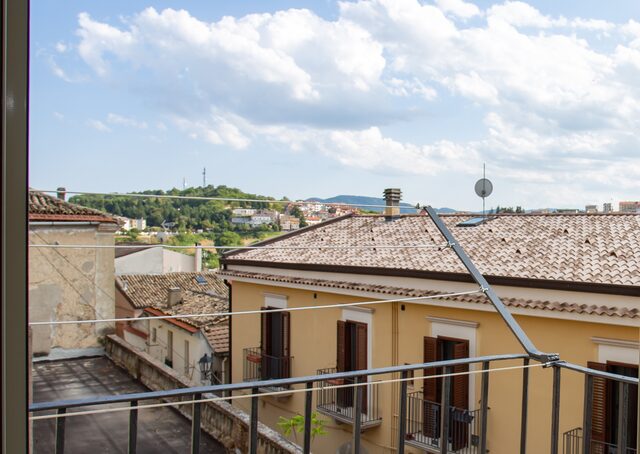 I tetti di Tricarico visti dal balconcino di Domus Rosae, con le colline sullo sfondo