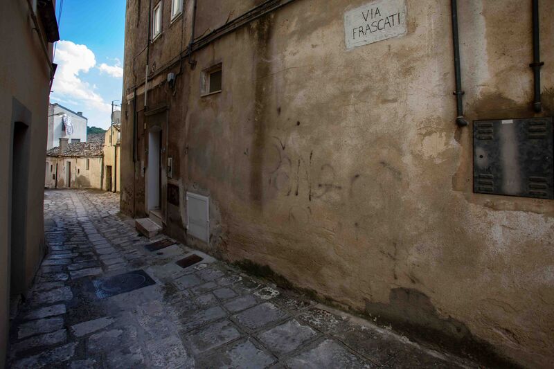 Il vicolo di Via Frascati con la targa della strada