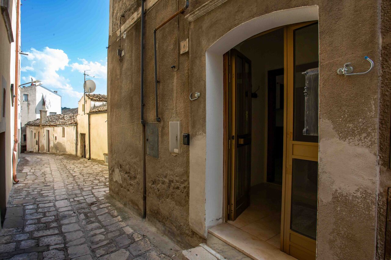 Il vicolo in pietra di Tricarico davanti all'ingresso di Domus Rosae